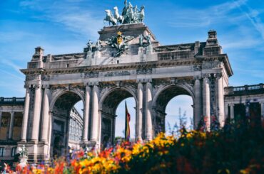 Explore the iconic Arch of Parc du Cinquantenaire in Brussels, a stunning example of historic architecture.